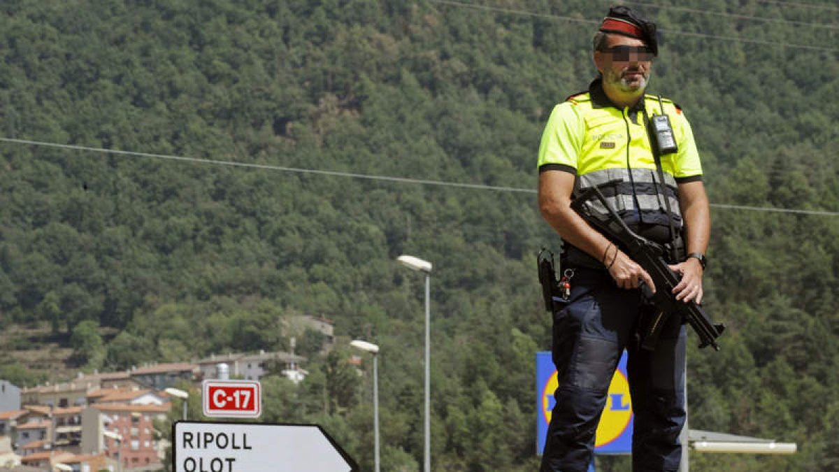 Un Mosso d’Esquadra en Ripoll, donde se han llevado a cabo controles policiales. ROBIN TOWNSEND