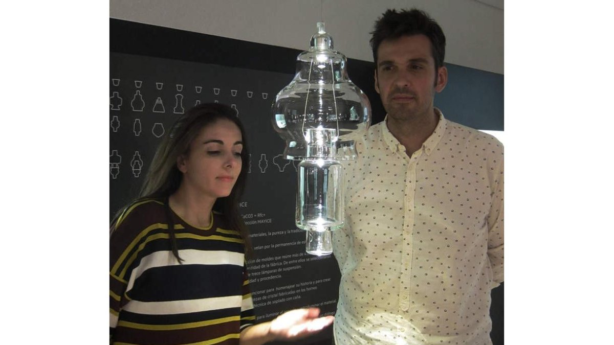Marta Alonso Yebra e Imanol Calderón Elósegui con una de las nuevas lámparas. DL
