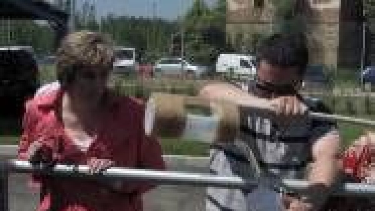 La consejera observa el agua tras el proceso de depuración
