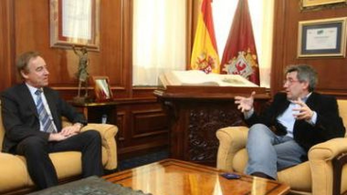 Noel Campbell se reunió en el consistorio de la capital leonesa con el alcalde, Francisco Fernández