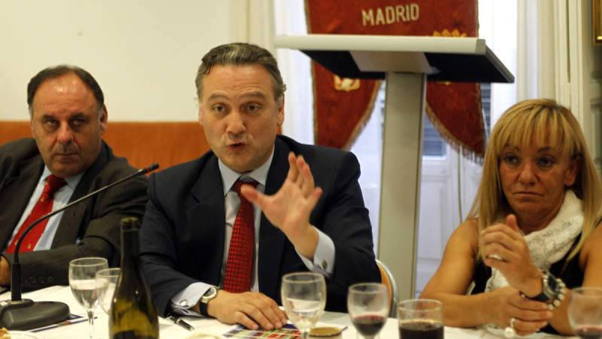 Rafael Álvarez, Alfredo Prada e Isabel Carrasco, ayer en Madrid