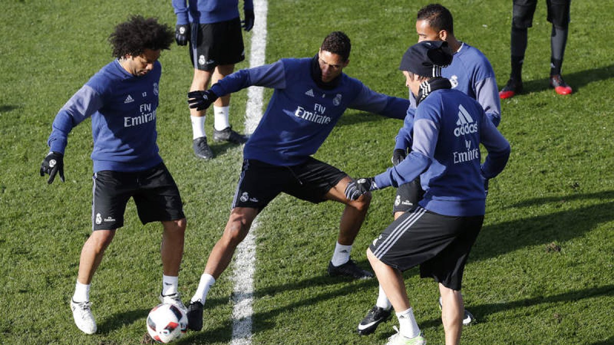 Varane, Danilo y Coentrao, durante el entrenamiento. CHEMA MOYA