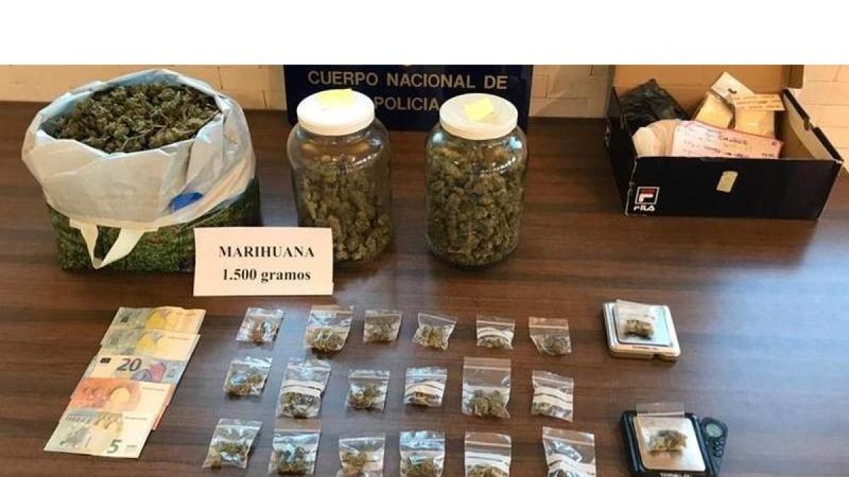 Marihuana y material intervenido por la Policía Nacional. DL