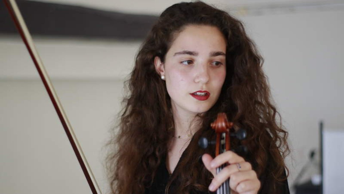 La violinista leonesa Carolina Fuentes Núñez tocará en el Auditorio Ciudad de León junto con la Joven Orquesta Nacional de España. DL