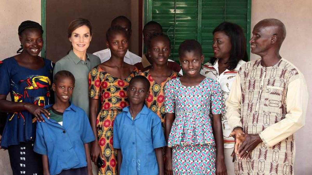 La reina Letizia, ayer, en la granja familiar Naatangué en el departamento Oussouye. MARISCAL