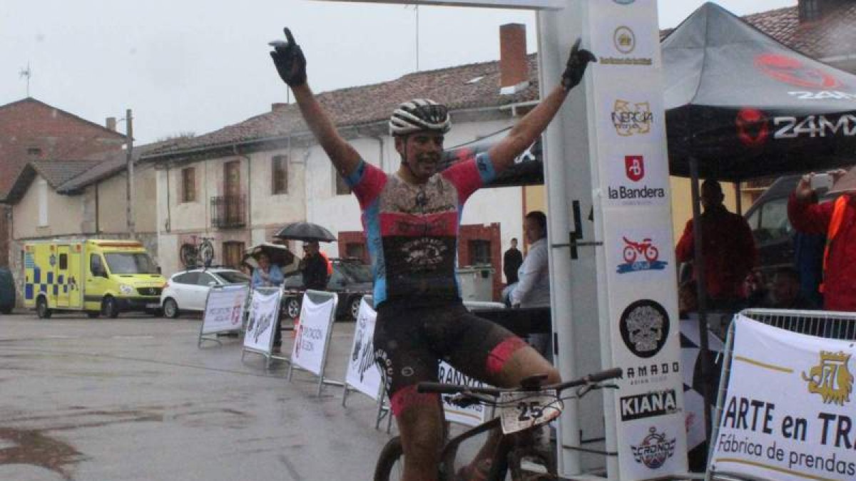 Didier González se llevó la victoria en la prueba inaugural de la Copa Diputación de BTT que tuvo como escenario Gradefes. DL