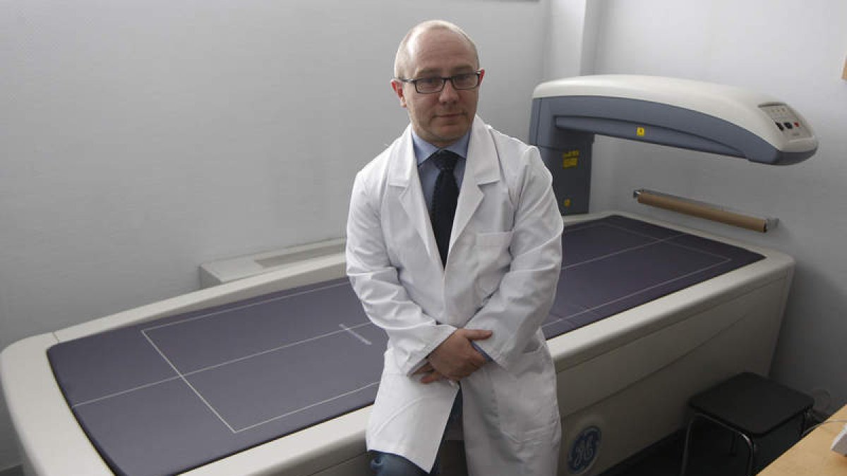 Andrés García Palomo, jefe de servicio de Oncología del Complejo Asistencial Universitario de León, participa hoy en la mesa redonda que organiza la Aecc. JESÚS F.S.