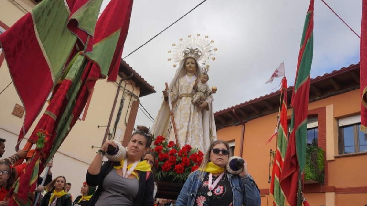 Cientos de romeros, junto a sus pendones, caminaron ayer desde León para reencontrarse con su patrona a las puertas de Mansilla. J. NOTARIO.