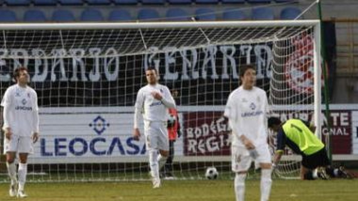 Javi Castellano, a la izquierda, y Santi Santos, centro, se lamentan
