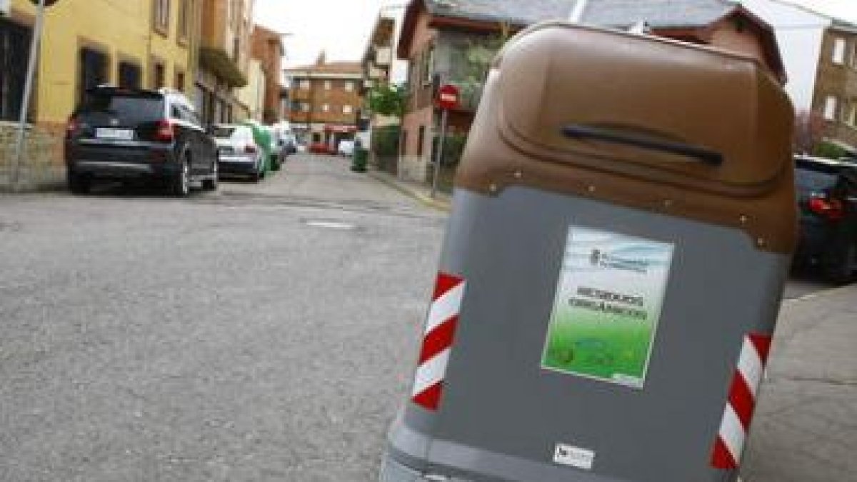 El riego con enzimas de olor a vainilla se está aplicando a los 520 contenedores.
