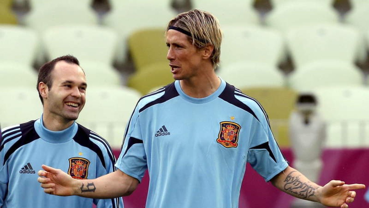Torres e Iniesta autores de los goles que dieron a España la Eurocopa del 2008 y el Mundial del 2010, bromean en el entrenamiento de ayer.