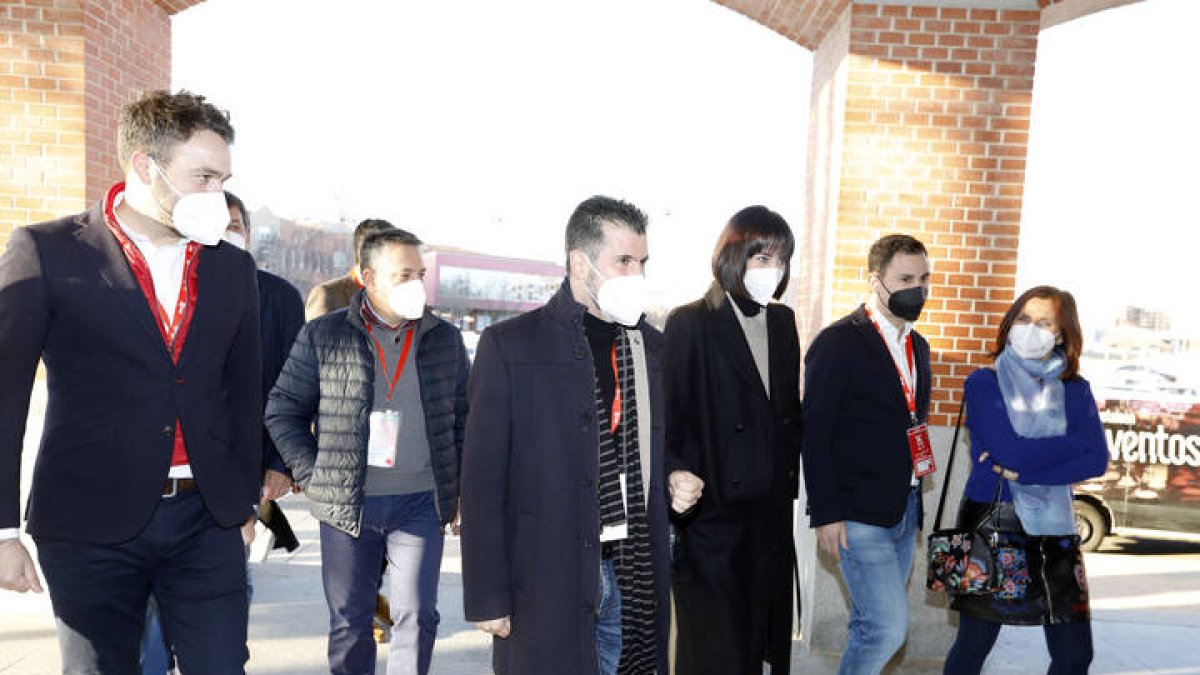 Tudanca y Cendón escoltan a la ministra a la llegada al Congreso. MARCIANO PÉREZ