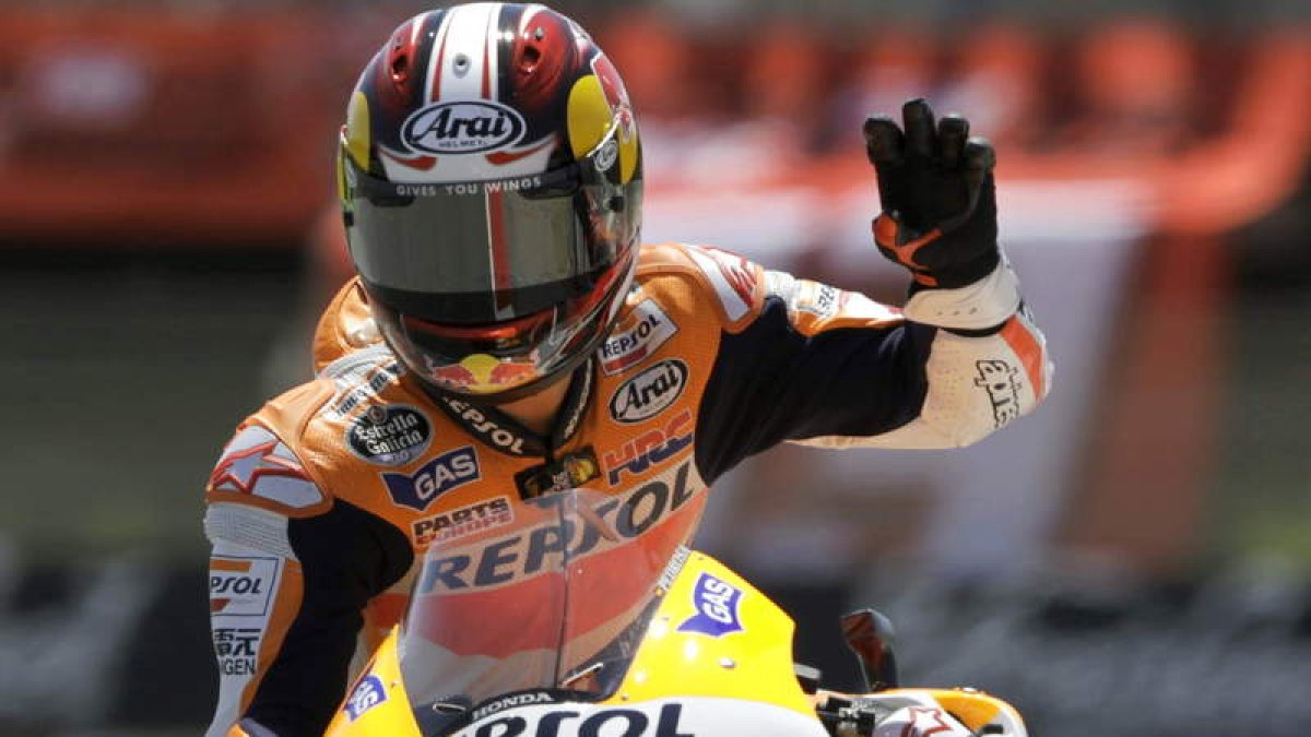 Dani Pedrosa celebra la ‘pole’ conseguida en Cataluña.