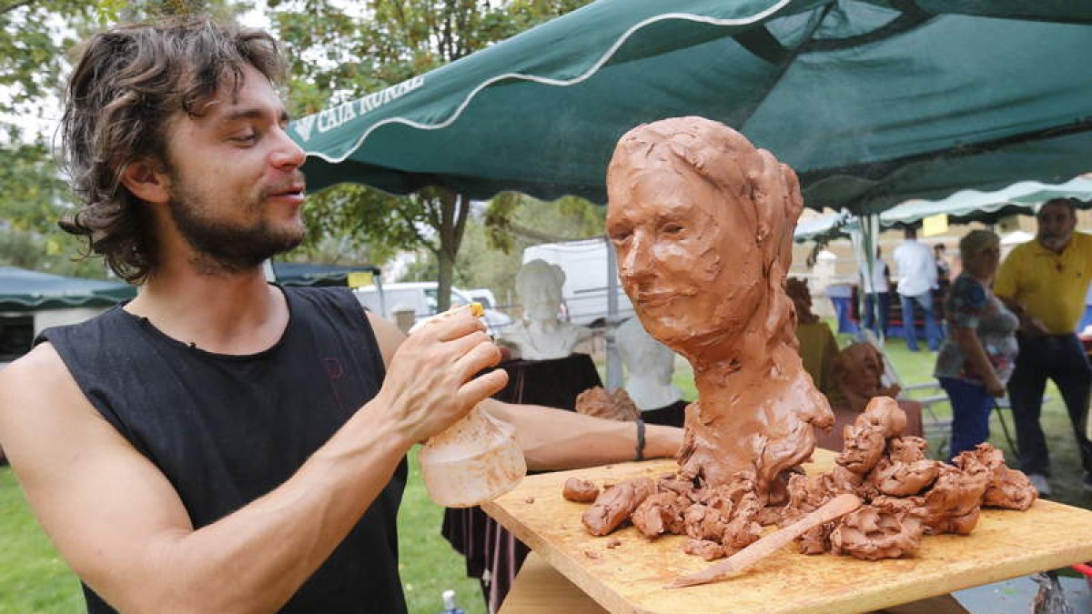 La feria, que este año celebra su cuarta edición, se convirtió en punto de encuentro para artesanos de toda España