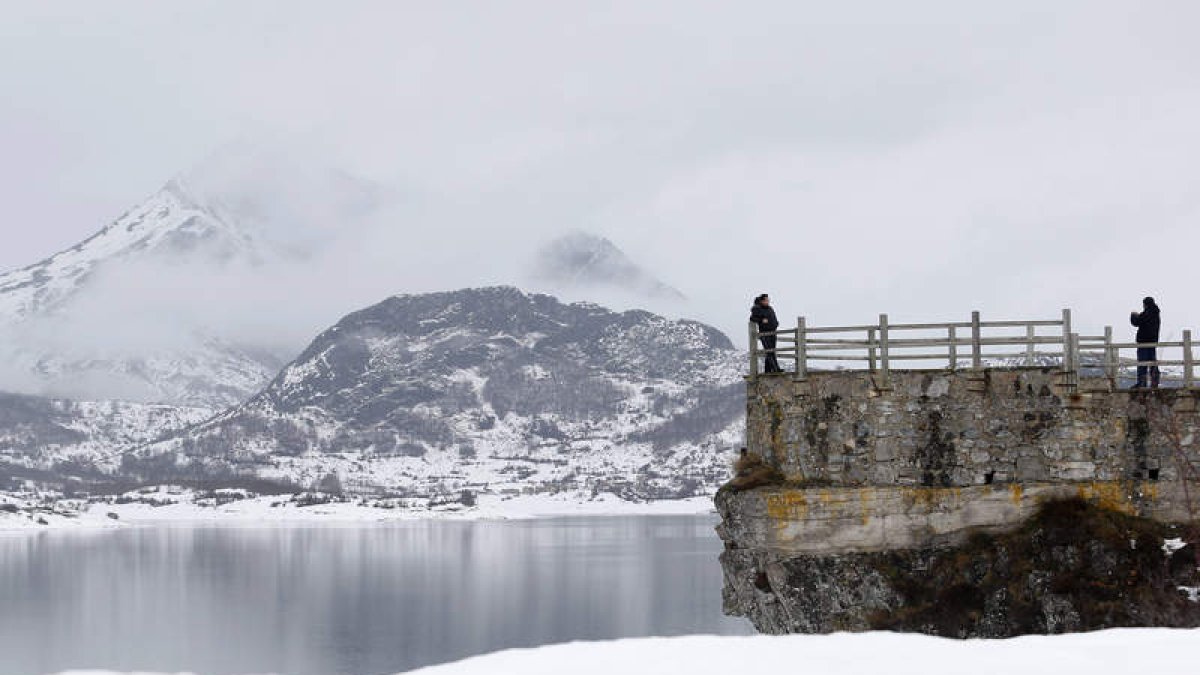 Estado en el que se encuentra el pantano del Porma, totalmente rodeado de nieve.
