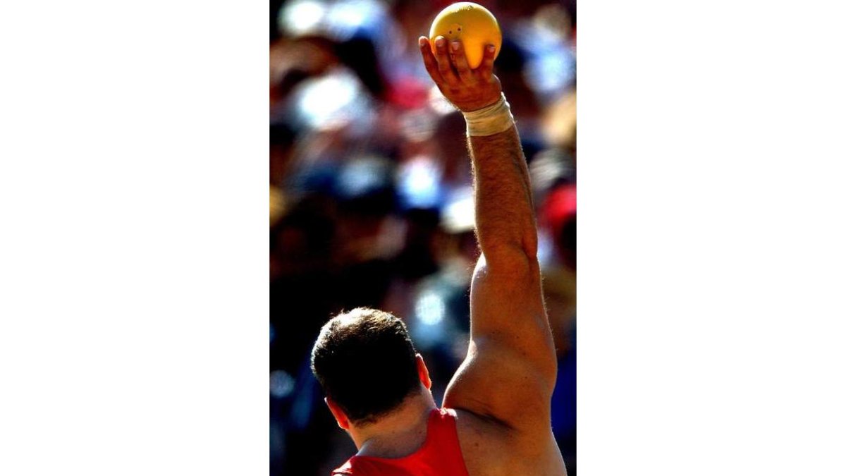 Manolo Martínez celebra hoy su cumpleaños saboreando la medalla de bronce olímpica que en unas fechas ya tendrá en su casa leonesa.