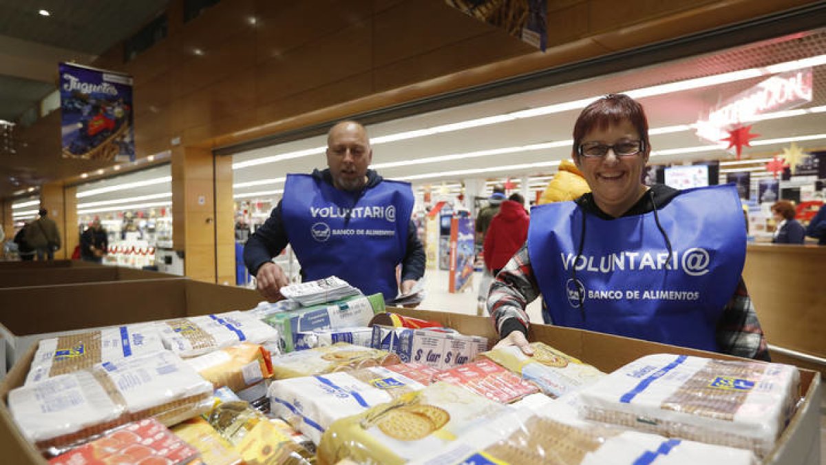 Campaña del banco de alimentos en los supermercados, el pasado invierno. JESÚS F. SALVADORES