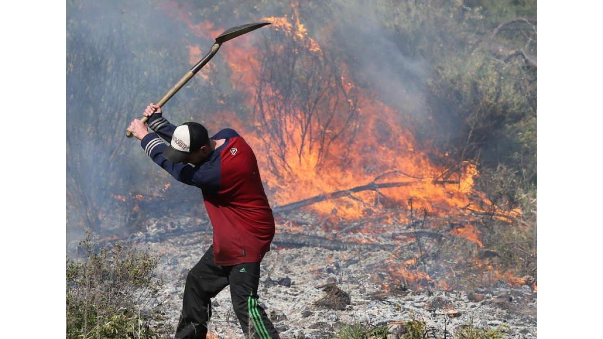 El incendio se inició en la carretera a Onamio.