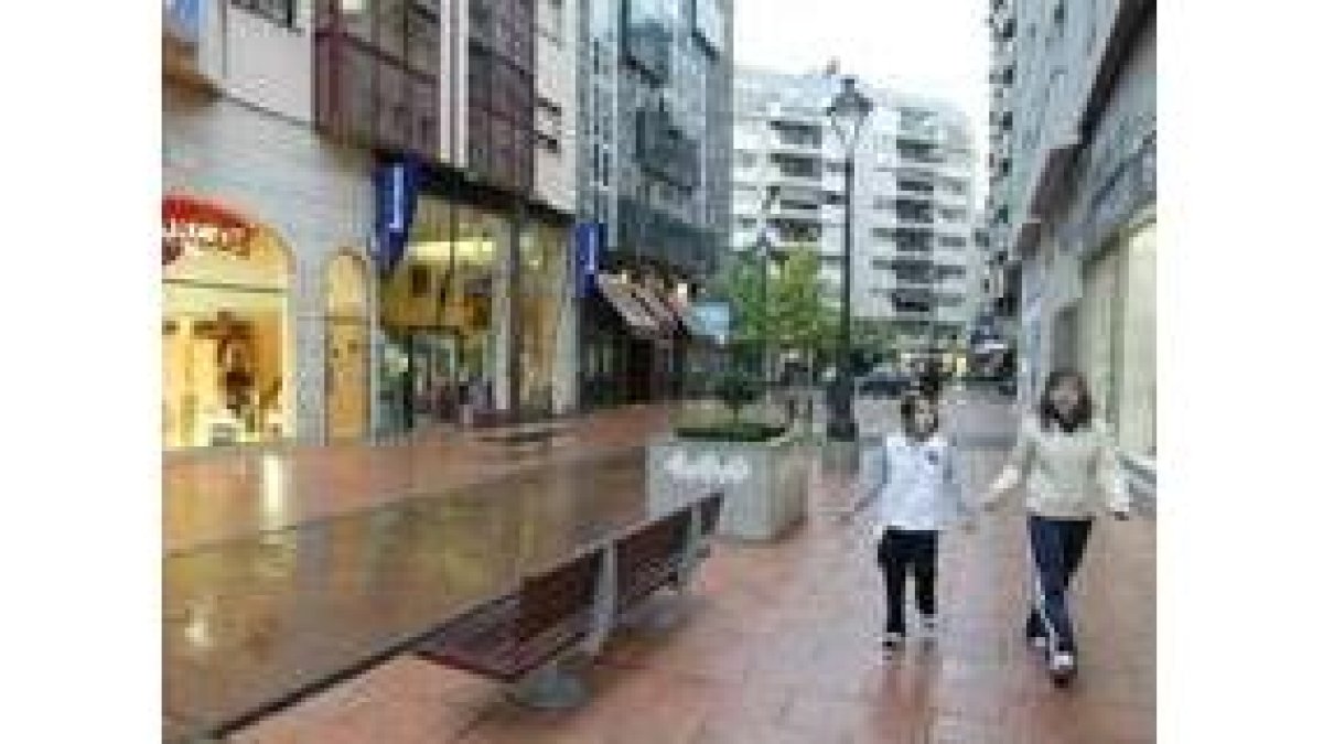 Los destrozos de los coches en el firme motiva el control en esta calle