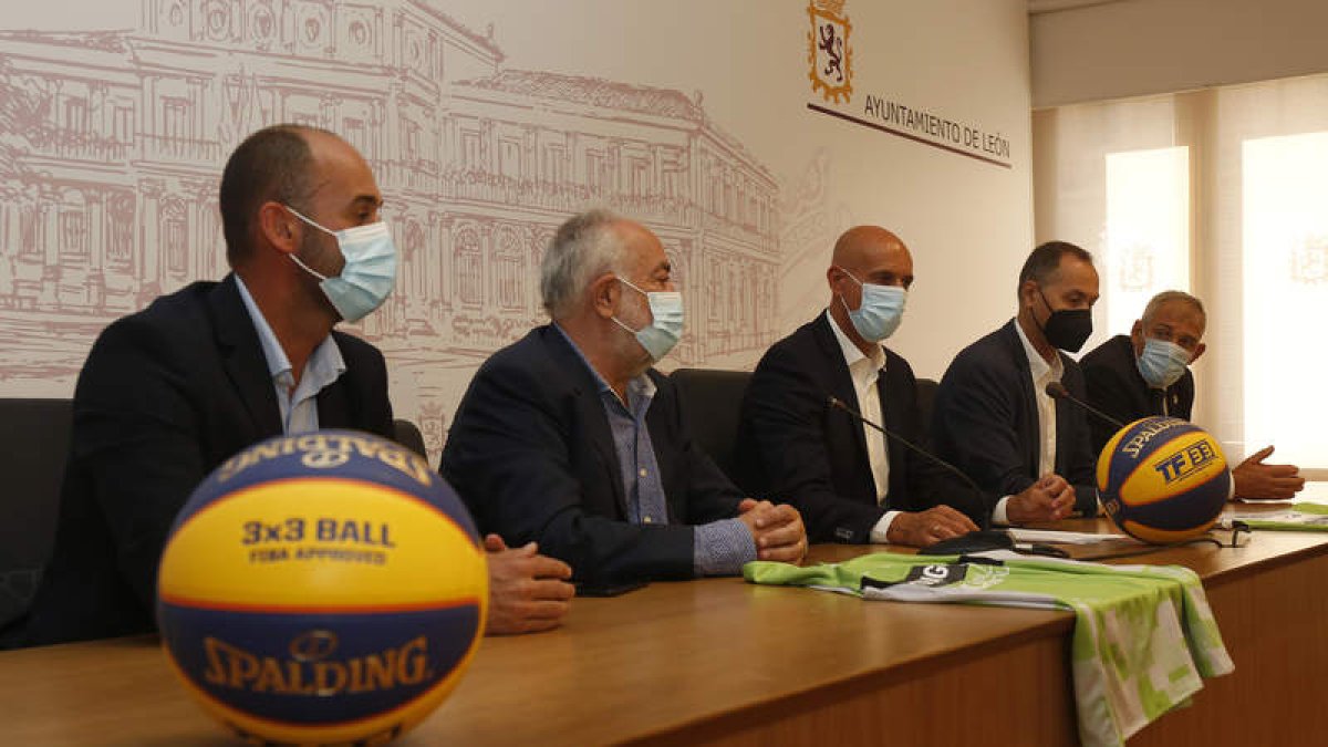 La presentación de la competición se realizó ayer en el Ayuntamiento de León. FERNANDO OTERO