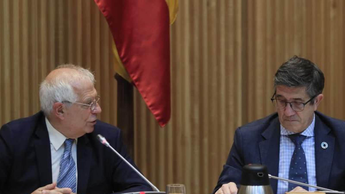 Borrell con Patxi López, que preside la Comisión para la Reconstrucción Social y Económica. FERNANDO ALVARADO