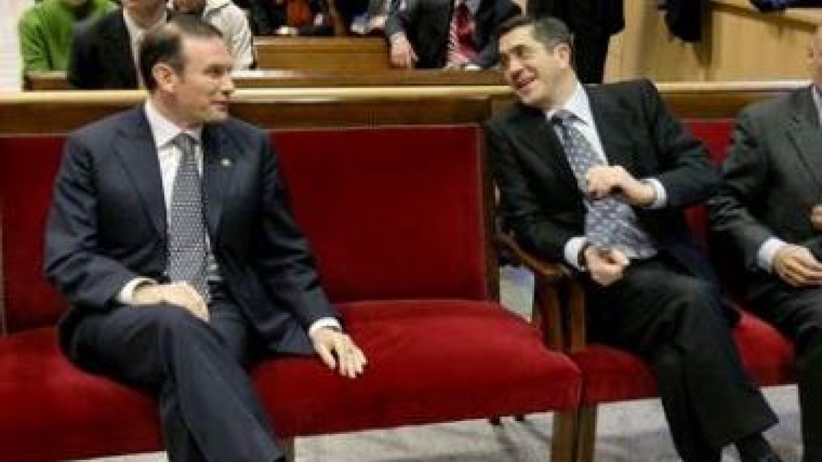 Ibarretxe y el lendakari actual, Patxi López, se sentaron en el banquillo hace un año.