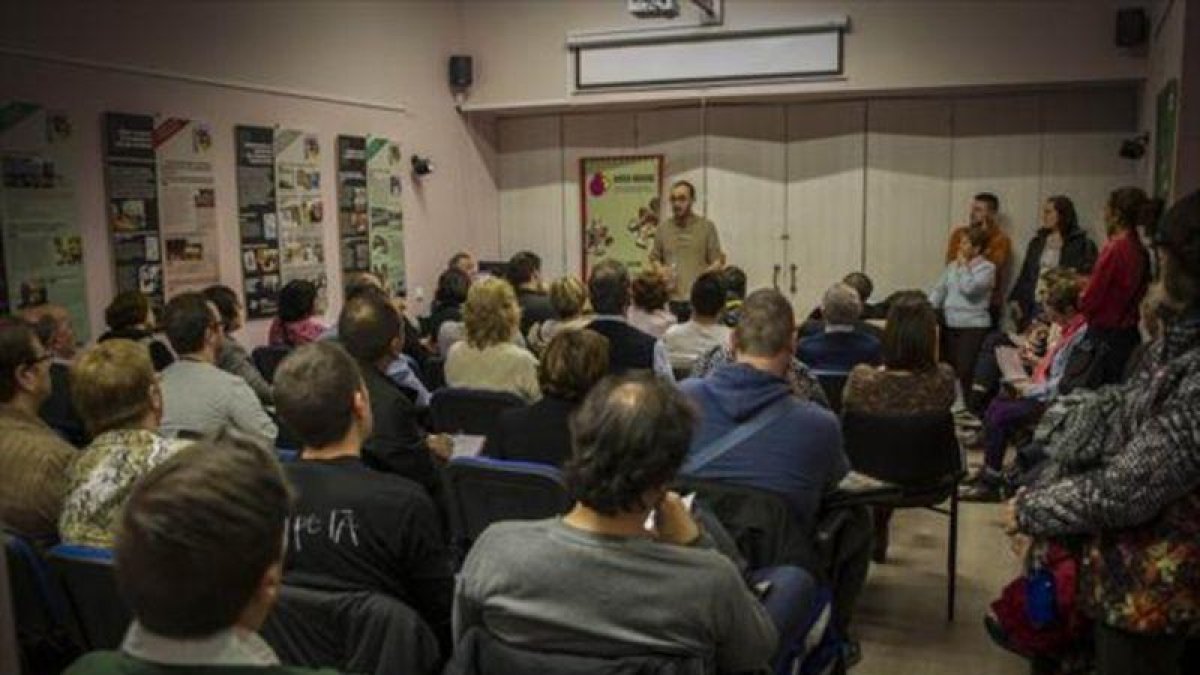 Asamblea en la sede de la AICEC-ADICAE sobre las clausulas suelo.