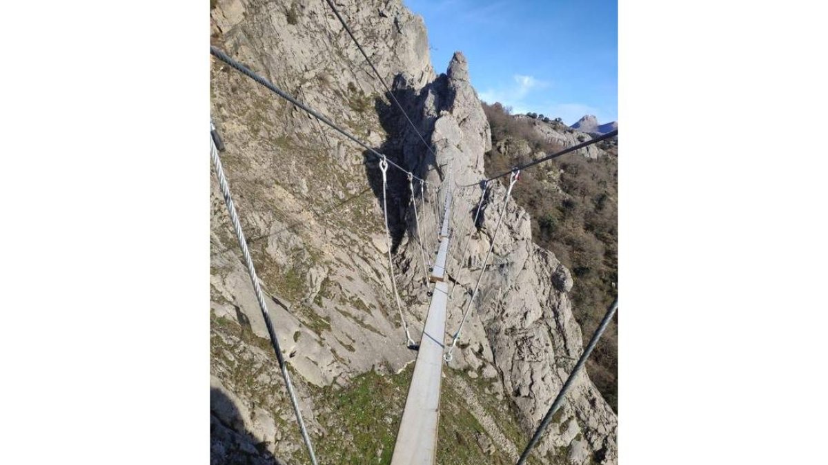 El nuevo puente tibetano ubicado en la vía ferrata de Cistierna. CAMPOS