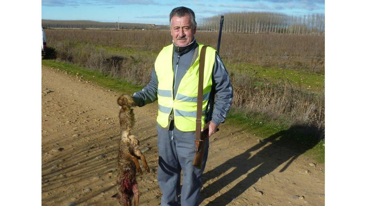 Julián Melón, de Campo de Villavidel, con un zorro abatido.