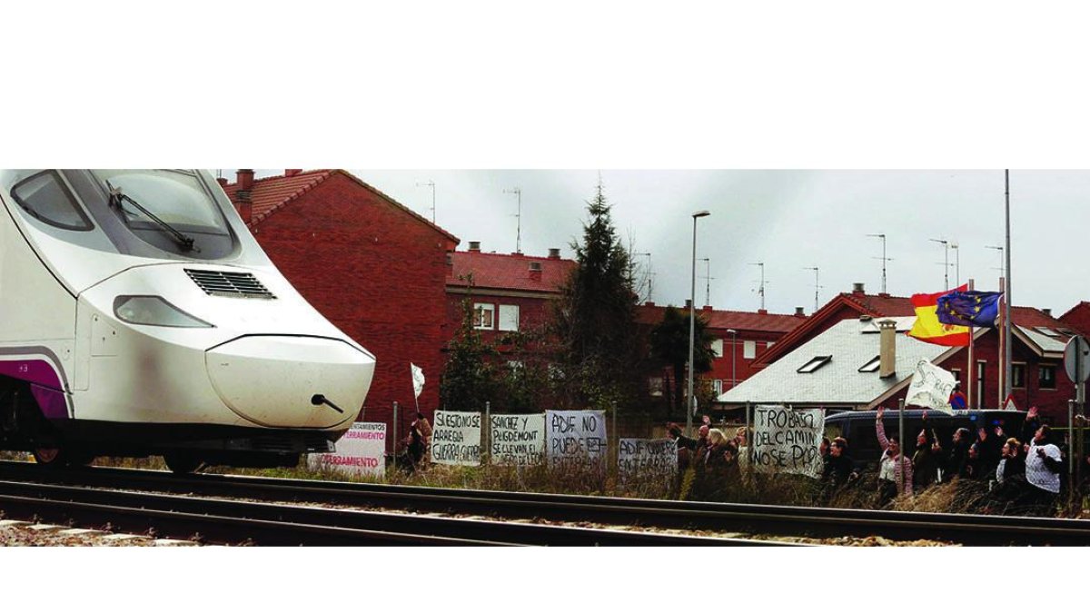 Concentración a favor del soterramiento del tren en Trobajo del Camino, al paso de viaje inaugural de la línea de alta velocidad de León a Asturias. F. Otero Perandones.