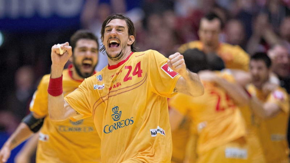 El ex ademarista Viran Morros celebra el triunfo final de España ante Croacia que abre con un bronce la etapa de Manolo Cadenas al frente de la Selección.