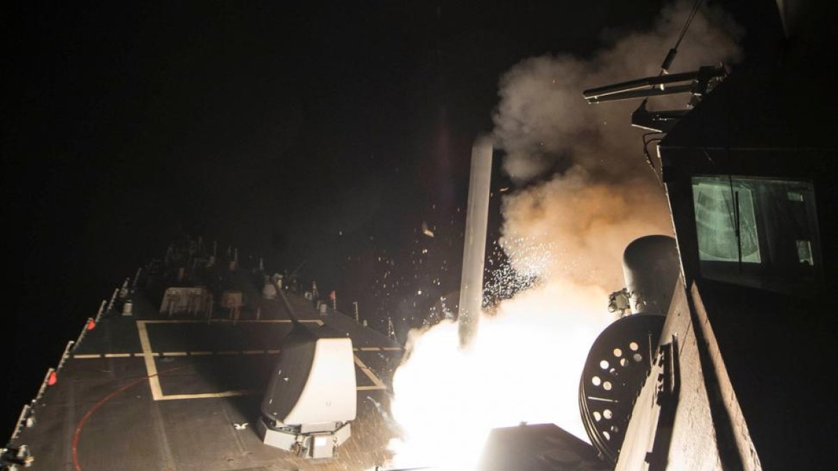 Imagen del lanzamiento de un misil contra una base siria desde el 'USS Ross' , esta madrugada.