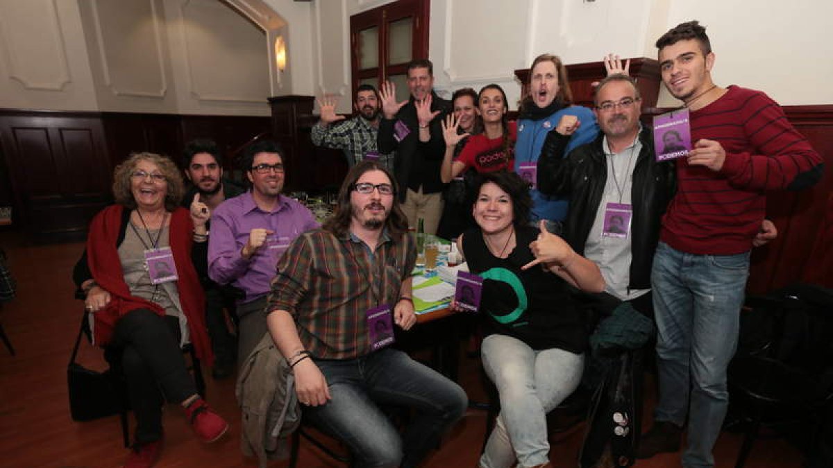 Miembros de Podemos en León celebran el éxito