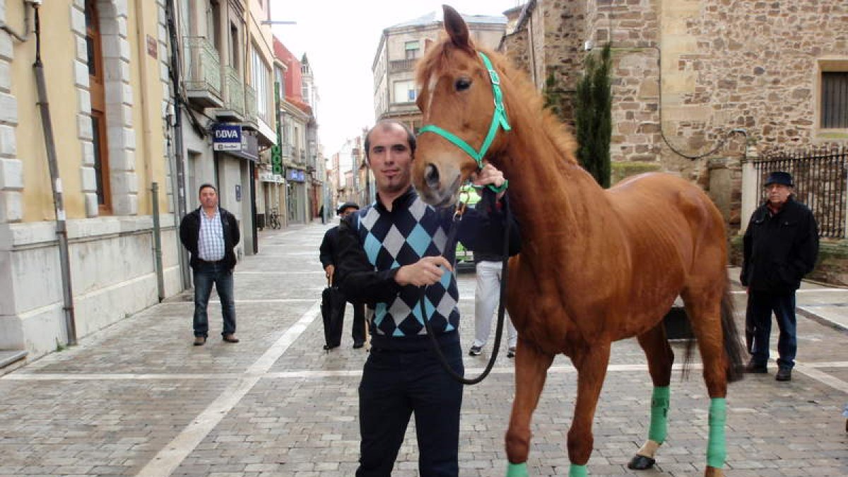 El jinete, Manuel Mirantes, junto a Dandi en la plaza Mayor de La Bañeza