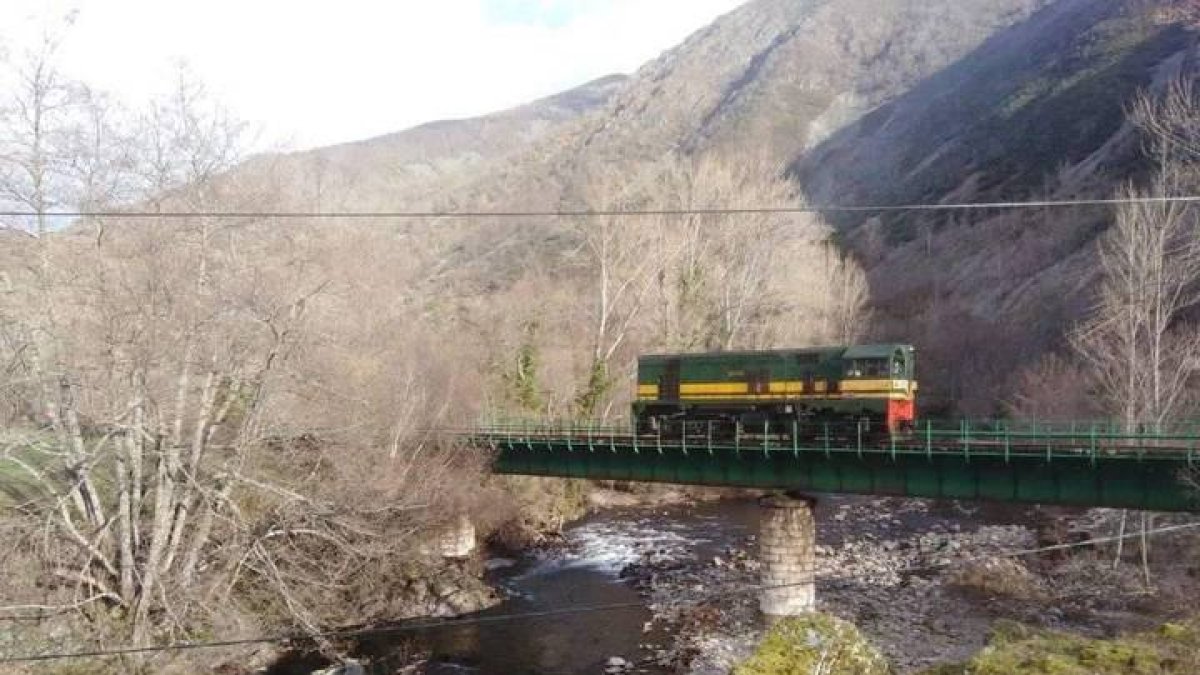 La Macosa 1004 cruzando el río Sil (arrriba) y en otro momento del recorrido (abajo). DAMIÁN