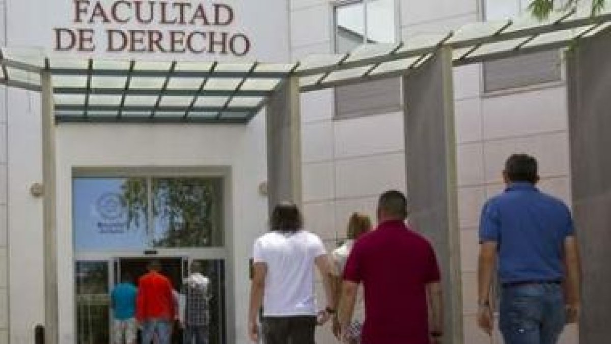 Internos de la cárcel de Huelva regresan a la Facultad de Derecho tras la fuga.