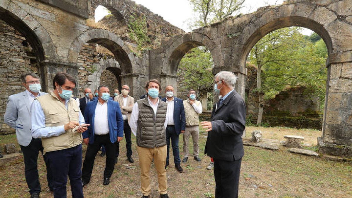 Viisita Alfonso fernandez Mañueco al Monasterio de Montes de Valdueza foto Luis de la Mata