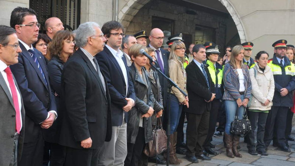 Ciudadanos de Gerona, junto a las autoridades municipales, guardan un minuto de silencio.