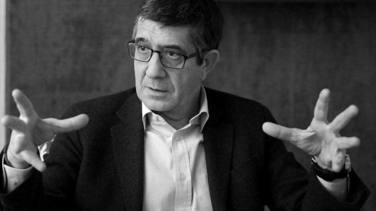 Patxi López, exlendakari y aspirante a liderar el PSOE, posa para EL PERIÓDICO en un hotel de Madrid.