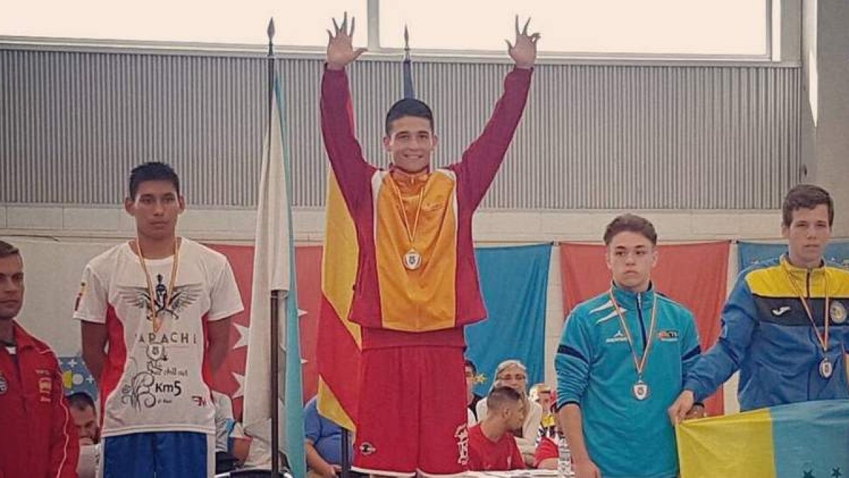 Antonio Barrul celebra en lo alto del podio su tercer título de campeón de España. DL