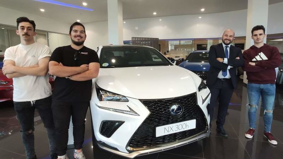 Un momento de la presentación de tres de los integrantes del equipo Spartan en Lexus León. DL
