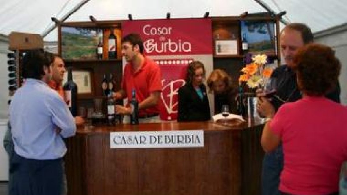 Expositor de Casar de Burbia en una de las últimas ferias del vino de Ponferrada.
