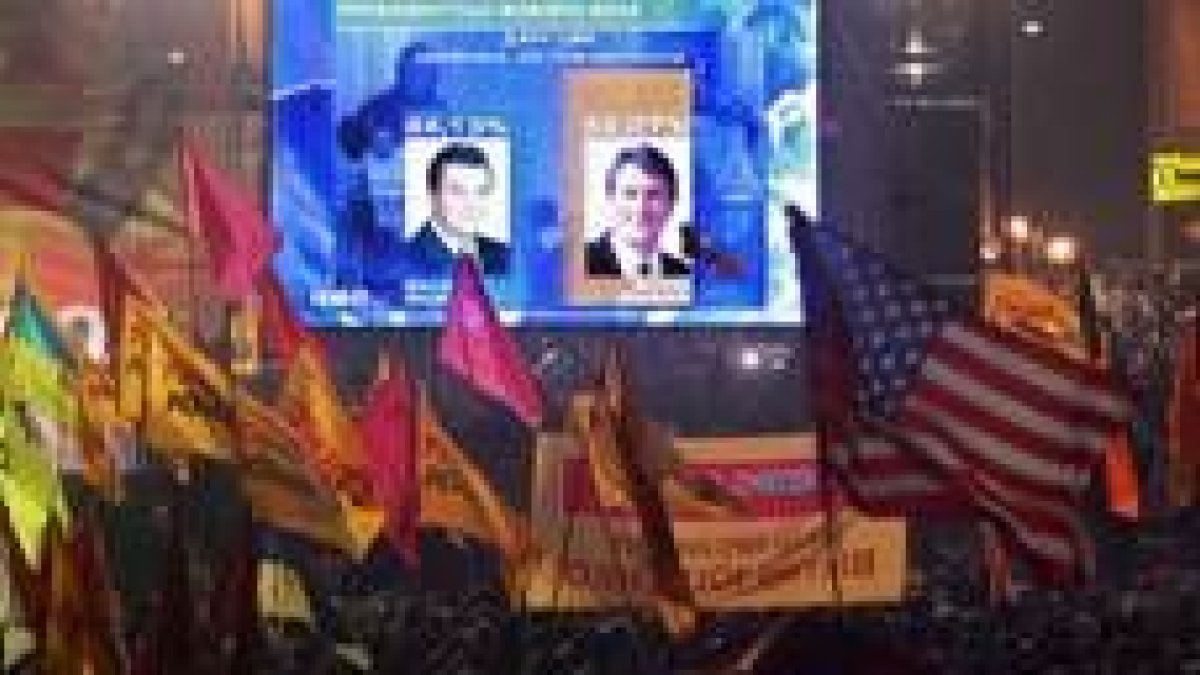 Banderas naranjas y de EE.UU. entre los partidarios de Yúschenko