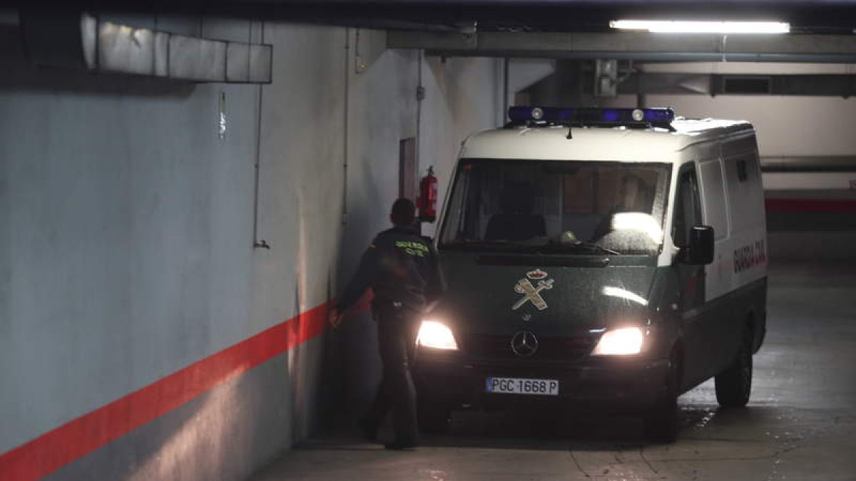 El furgón que llevaba a Triana, a su llegada ayer.