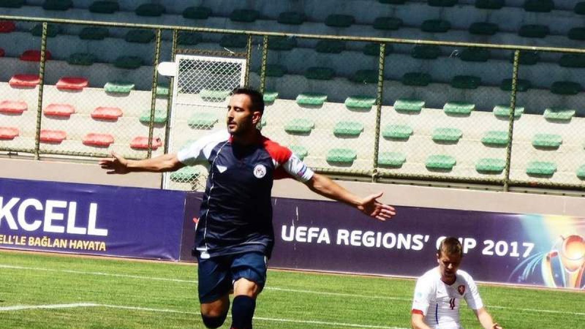 Roberto Puente celebra el primer gol que abría el camino del triunfo frente a la República Checa. FCYLF