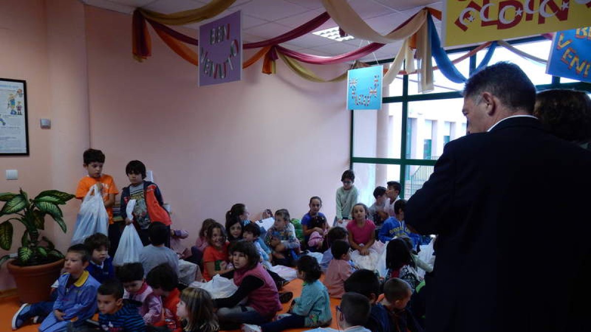 El alcalde, Marcos Martínez, visitó recientemente el centro infantil. DL