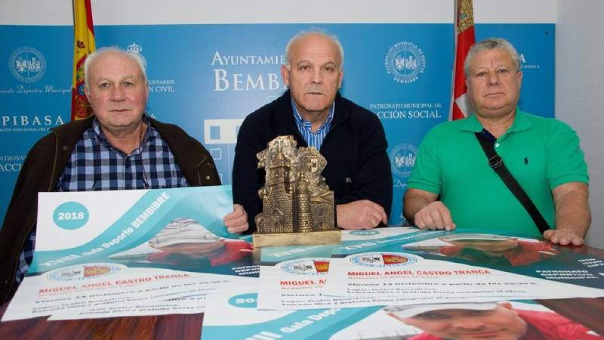 Santiago Valcarcel, Serafín Vázquez y Ángel Ferrero, en la presentación de la gala. DL