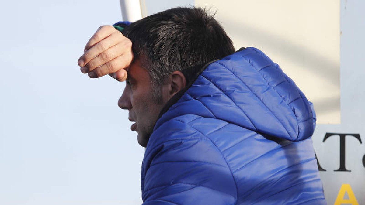 Miguel Ángel Miñambres, entrenador del equipo maragato. JESÚS F. SALVADORES