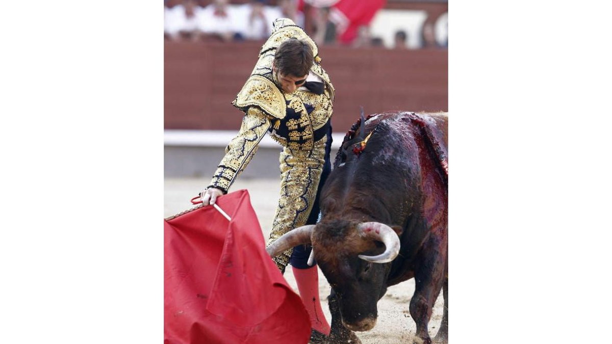 Juan José Padilla da un pase con la muleta.