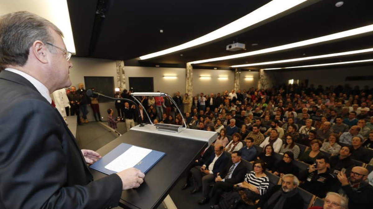 El Ayuntamiento y la Diputación reunieron ayer a los 350 establecimientos adheridos. RAMIRO